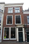 Pand met lijstgevel, empire deuromlijsting en gesneden deur