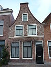 Pand met tuitgevel, laag huisje