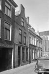 Pand met tuitgevel, gepleisterd