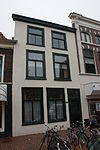 Pand met gepleisterde lijstgevel