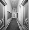 Interieur overzicht gang met stucplafond - Leiden - 20327320 - RCE -  Prentenkabinet: Interieur overzicht gang met stucplafond 