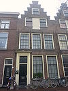 Pand met trapgevel, deuromlijsting, hardstenen stoep met palen