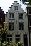 Pand met gepleisterde trapgevel