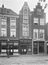 Overzicht voorgevel - Leiden - 20136675 - RCE -  Overzicht voorgevel (opmerking: In: Buiten ; 13(1919), nr. 50, p. 592) 