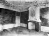 Interieur kamer met schouw, geschilderd behangsel en stucplafond - Leiden - 20137657 - RCE -  Museum van Oudheden: Interieur kamer met schouw, geschilderd behangsel en stucplafond 