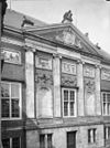 Voorgevel, middenpartij met pilasters en fronton - Leiden - 20134817 - RCE -  De Lakenhal: Voorgevel, middenpartij met pilasters en fronton 