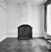 Interieur rechter voorkamer, schouw met stucwerk - Leiden - 20327334 - RCE -  Prentenkabinet: Interieur rechter voorkamer, schouw met stucwerk 