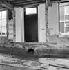Interieur begane grond van het voormalige woonkloosterdeel met gemetseld riool en sporen van muurstijlen op natuursteen neuten - Leiden - 20135272 - RCE -  St.Cecilia gasthuis: interieur begane grond van het voormalige woonkloosterdeel met gemetseld riool en sporen van muurstijlen op natuursteen neuten 