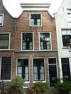 Pand met gepleisterde afgeknotte topgevel, rechte kroonlijst