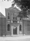 Poortgebouw met fronton - Leiden - 20135076 - RCE -  Jean Pesijnshofje: Poortgebouw met fronton (opmerking: In: Buiten ; 14(1920), nr. 18, p. 224) 