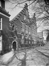 Overzicht gevels van het Weeshuis met ingangspoortje - Leiden - 20135399 - RCE -  Weeshuis: Overzicht gevels van het Weeshuis met ingangspoortje 