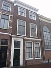 Pand met lijstgevel. Onderbouw ten dele verminkt