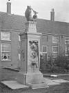 Binnenplaats hofje, hardstenen pomp - Leiden - 20135088 - RCE -  Hofje Meermansburg: Binnenplaats hofje, hardstenen pomp (opmerking: In: Buiten ; 14(1920), nr. 20, p. 236) 