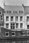 Pand met brede gevel met rechte kroonlijst, gepleisterd, zadeldak