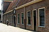 Proveniershuisjes. Lage reeks huisjes onder een rechte gootlijst