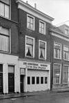 Pand met lijstgevel, onderpui modern