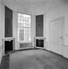 Interieur eerste verdieping, tuinkamer met schouw - Leiden - 20327349 - RCE -  Prentenkabinet: Interieur eerste verdieping, tuinkamer met schouw 