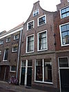 Pand met tuitgevel. Oorspronkelijk raam. Ondergevel gewijzigd