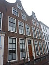 Pand met twee tuitgevels, deuromlijsting Lod.XVI