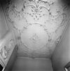 Interieur linker voorkamer, overzicht stucplafond - Leiden - 20327339 - RCE -  Prentenkabinet: Interieur linker voorkamer, overzicht stucplafond 