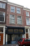 Pand met lijstgevel, moderne onderpui