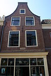 Pand met tuitgevel. Gevelsteen 