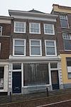 Pand met gevel met rechte kroonlijst. Nieuwe onderpui