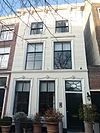 Pand met gepleisterde lijstgevel