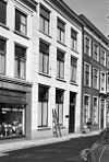 Pand met gepleisterde lijstgevel