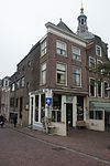 Pand met lijstgevel met empire deuromlijsting in de gevel aan de Oude Vest. Cartouche met opschrift 