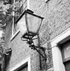 Lantaarn aan gevel binnenplaats - Leiden - 20135236 - RCE -  St.Cecilia gasthuis: lantaarn aan gevel binnenplaats 
