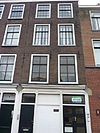 Pand met gevel met rechte kroonlijst. Zijgevel aan de Oude Singel