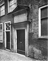 Zandstenen poort bekroond door fronton met opschrift van het Klein Sionshof, Hof van Emerantia Banninghs - Leiden - 20135103 - RCE -  Leiden/ Poort: Zandstenen poort bekroond door fronton met opschrift van het Klein Sionshof, Hof van Emerantia Banninghs 