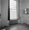 Interieur linker voorkamer met hoekkast - Leiden - 20327337 - RCE -  Prentenkabinet: Interieur linker voorkamer met hoekkast 