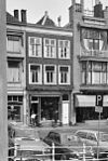 Pand met lijstgevel. Tweede verdieping oorspronkelijk Empire-ramen