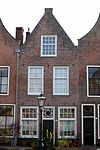 Pand met puntgevel, voorzien van vlechtingen