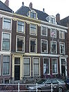 Pand onder een dak met het nr 53. Ionische pilasterstelling over beide verdiepingen. Deuren en vensters gewijzigd. Lod. XV deuromlijsting. Hardstenen stoep en palen