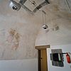 Interieur overzicht cel 1 met 16-de eeuwse muurschildering, na restauratie - Leiden - 20335549 - RCE -  Gravensteen: Interieur overzicht cel 1 met 16-de eeuwse muurschildering, na restauratie 