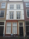 Pand met gepleisterde lijstgevel