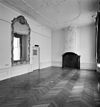 Interieur rechter voorkamer met stucplafond - Leiden - 20327324 - RCE -  Prentenkabinet: Interieur rechter voorkamer met stucplafond 