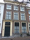 Pand met schilddak. Bakstenen lijstgevel van vroeg 19e-eeuws karakter met geprofileerde cordonlijst, geprofileerde houten vensteromlijstingen, zes- en vierruitsschuiframen en voluutconsoles onder de kroonlijst. Deur met pilasters en hoofdgestel, het laatste versierd met rijk snijwerk en consoles in Lodewijk XIV-stijl. Hardstenen stoeppalen met smeedijzeren hekken