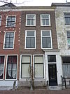 Pand met gevel met rechte kroonlijst