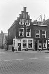 Pand met trapgevel. Kruiskozijn op bovenverdieping