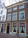 Pand met gevel met rechte kroonlijst