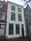 Pand met gepleisterde lijstgevel