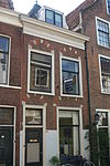 Pand met lijstgevel, ronde bogen boven vensters