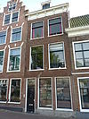 Pand met gevel met rechte kroonlijst en consoles