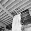 Interieur noordelijke vleugel; verdieping oostelijk deel met restant van een trapombouw en schoorsteenraveling, beide waarschijnlijk uit de BLO schooltijd, XXA - Leiden - 20135281 - RCE -  St.Cecilia gasthuis: interieur noordelijke vleugel; verdieping oostelijk deel met restant van een trapombouw en schoorsteenraveling, beide waarschijnlijk uit de BLO schooltijd, XXA 
