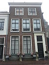 Pand met lijstgevel. Lod.XVI deur met bovenlicht en omlijsting. Hardstenen stoep met palen