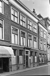 Pand met brede gevel met rechte kroonlijst